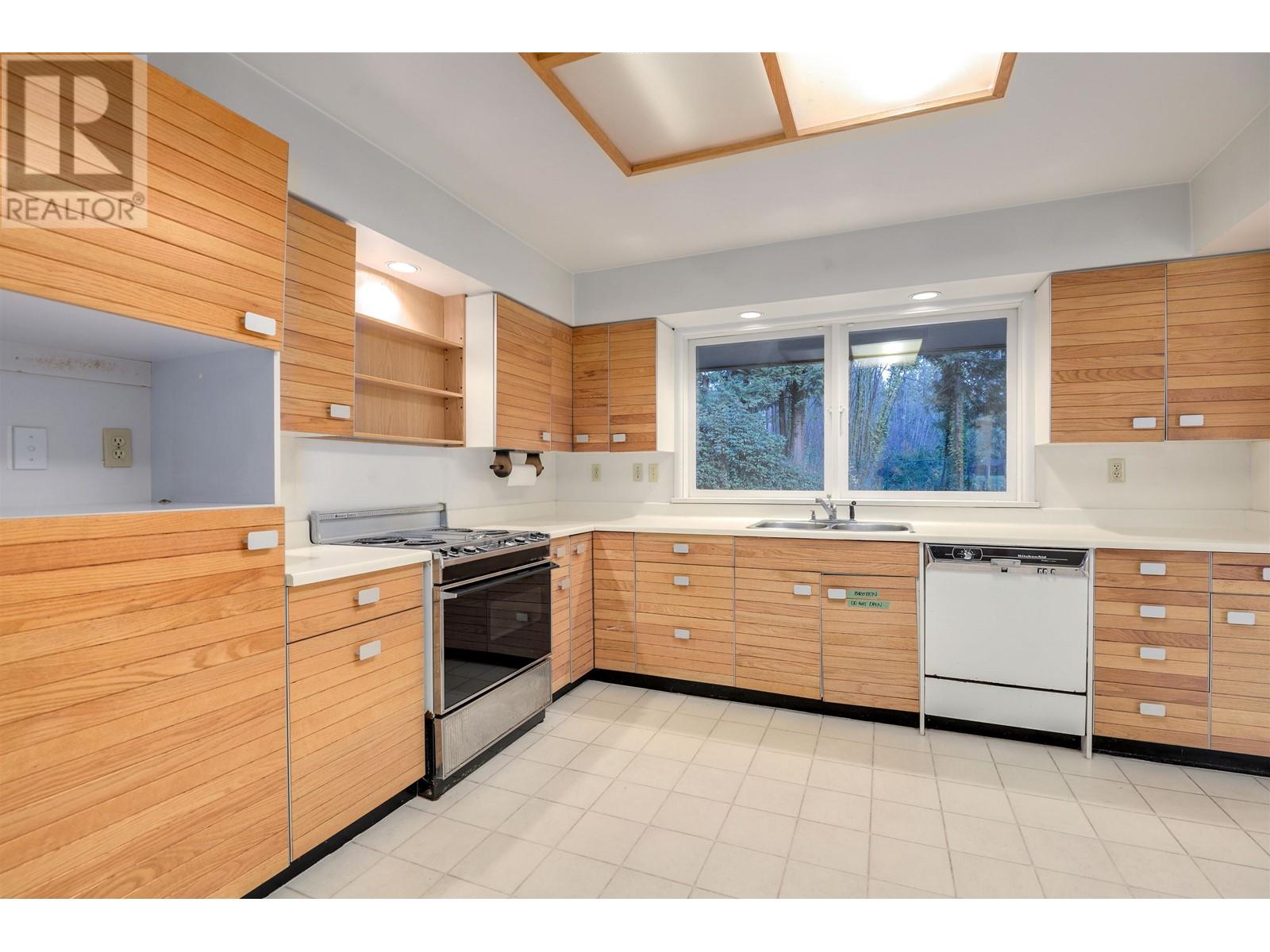 575 Hadden Drive, West Vancouver, British Columbia  V7S 1G8 - Photo 2 - R2949710