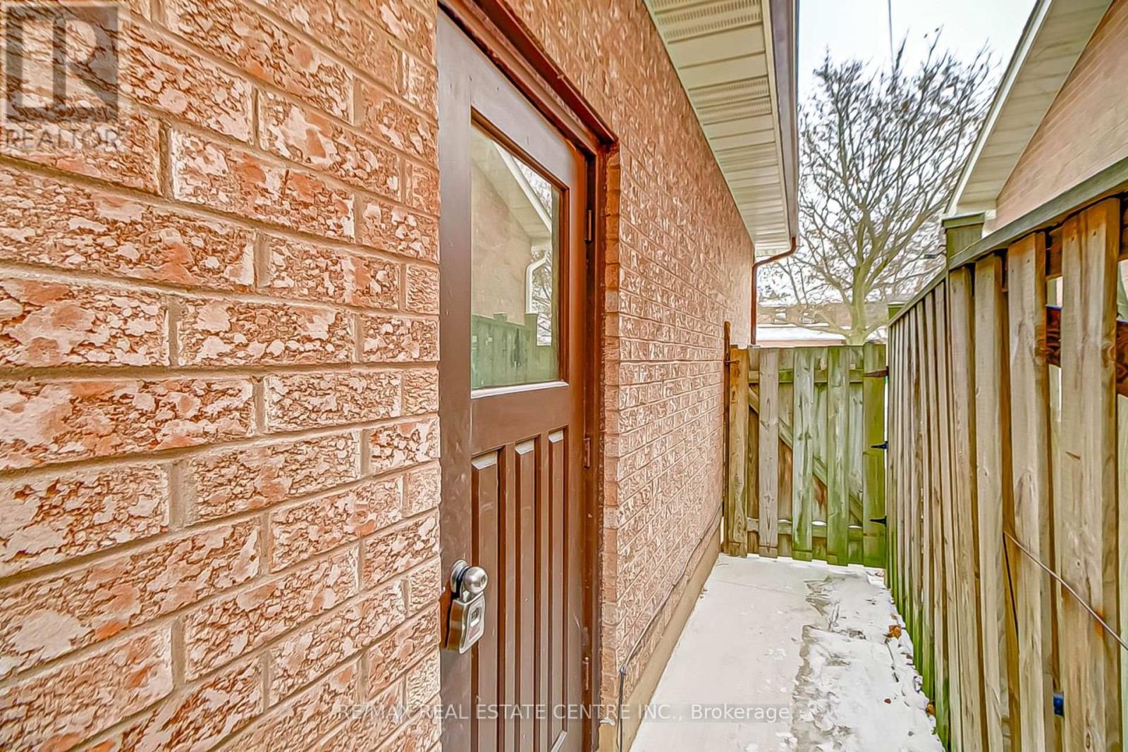 1864 Roy Ivor Crescent, Mississauga, Ontario  L5L 3N8 - Photo 2 - W11933307