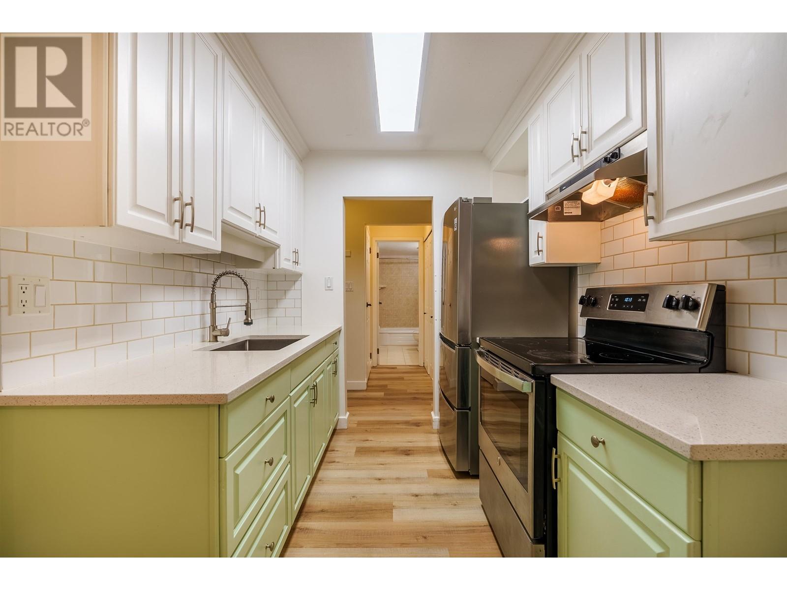 Listing Picture 5 of 30 : 610 9867 MANCHESTER DRIVE, Burnaby / 本拿比 - 魯藝地產 Yvonne Lu Group - MLS Medallion Club Member