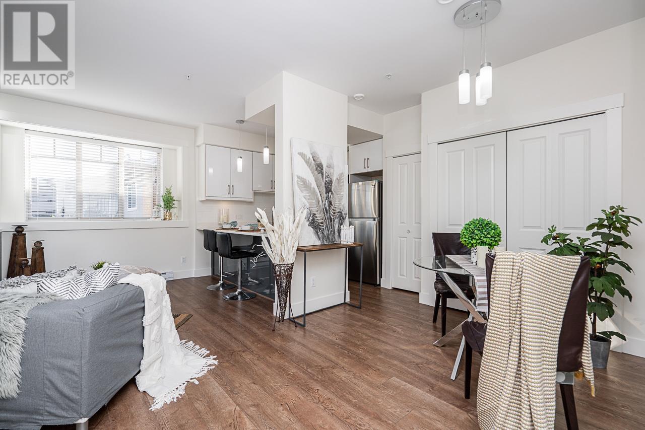 Listing Picture 6 of 29 : 14 4033 DOMINION STREET, Burnaby / 本拿比 - 魯藝地產 Yvonne Lu Group - MLS Medallion Club Member