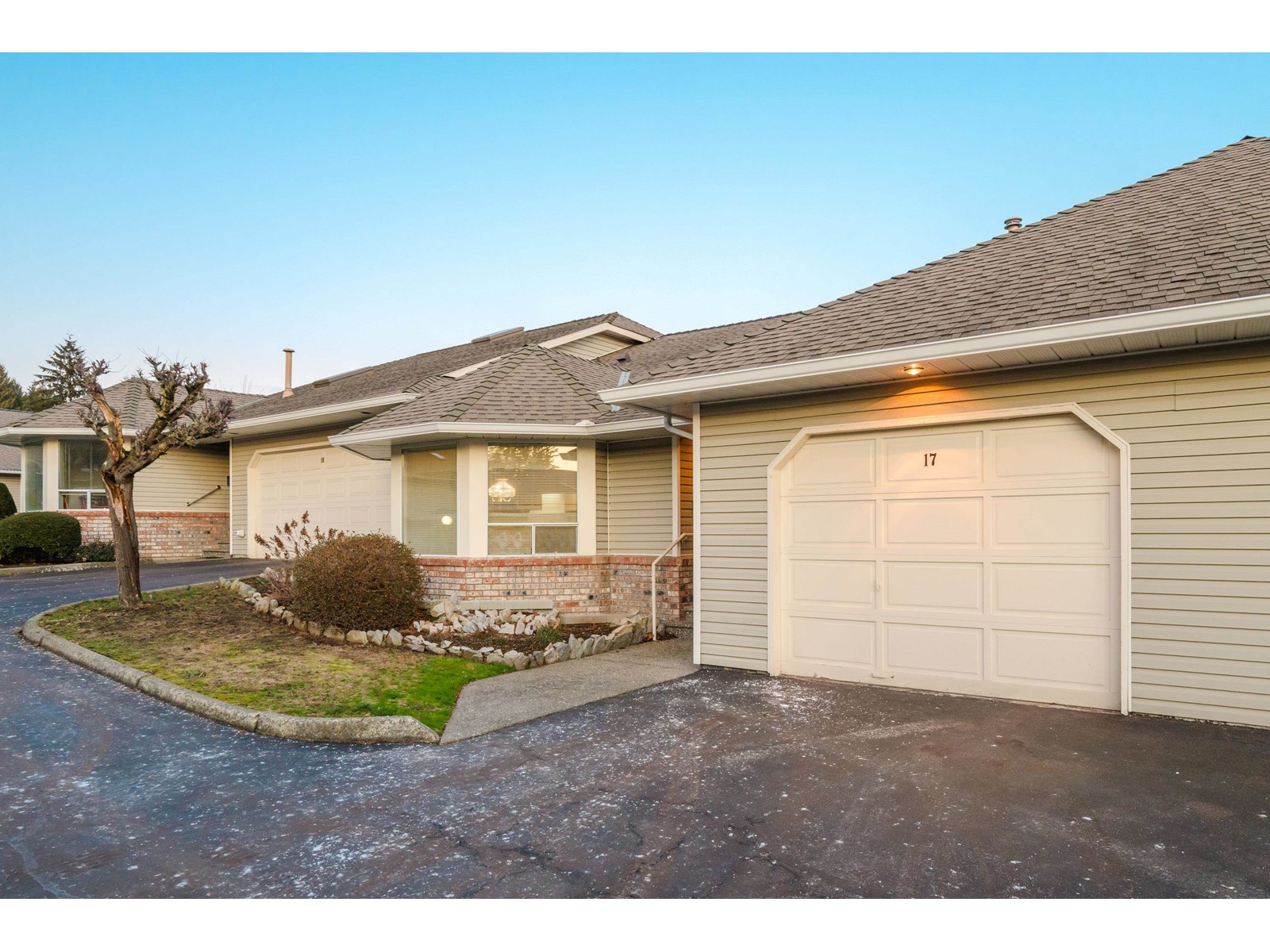 Property at 17 32615 MURRAY AVENUE image 2