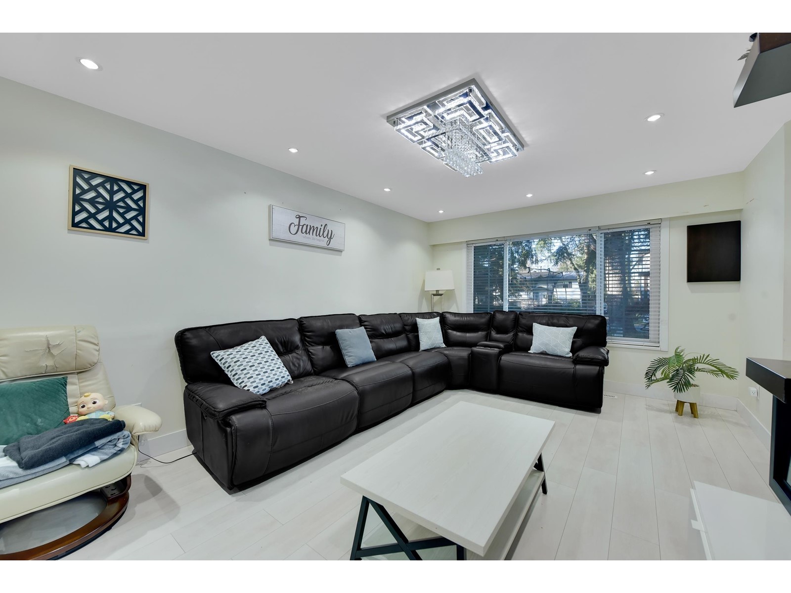9068 146a Street, Surrey, British Columbia  V3R 6X7 - Photo 8 - R2957792