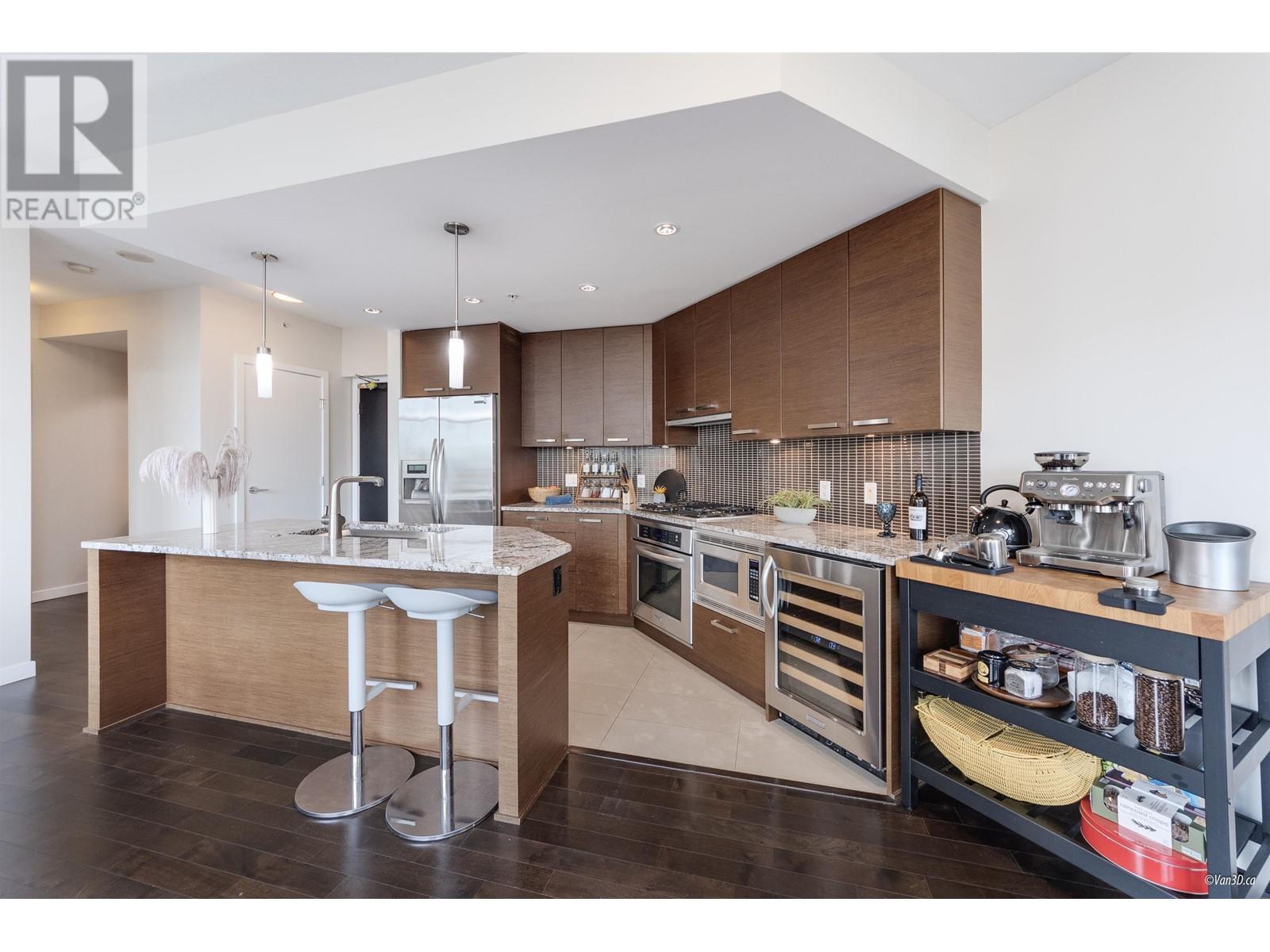 705 6188 Wilson Avenue, Burnaby, British Columbia  V5H 0A5 - Photo 2 - R2957336