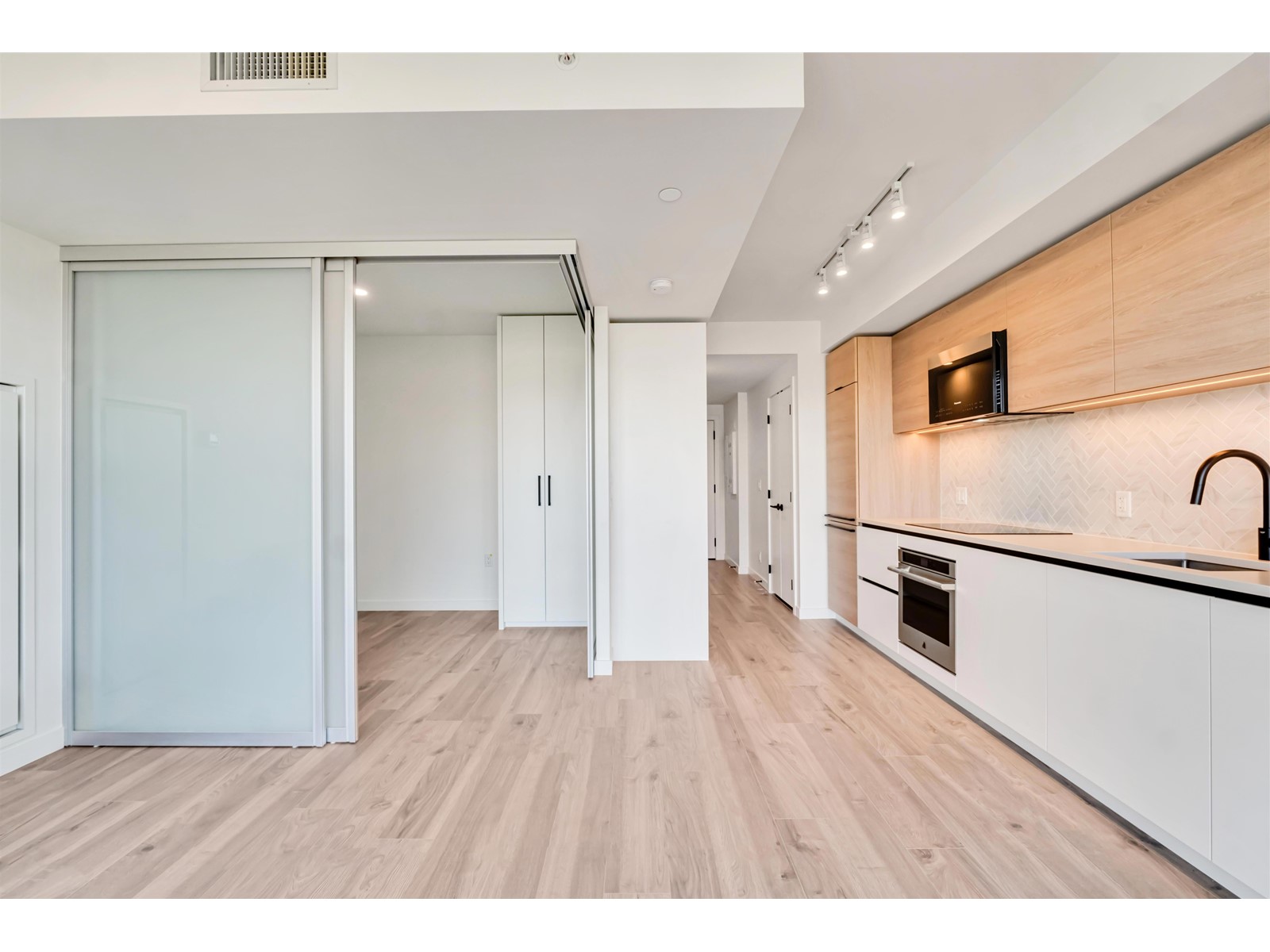 3303 10448 University Drive, Surrey, British Columbia  V3T 0S7 - Photo 5 - R2959072