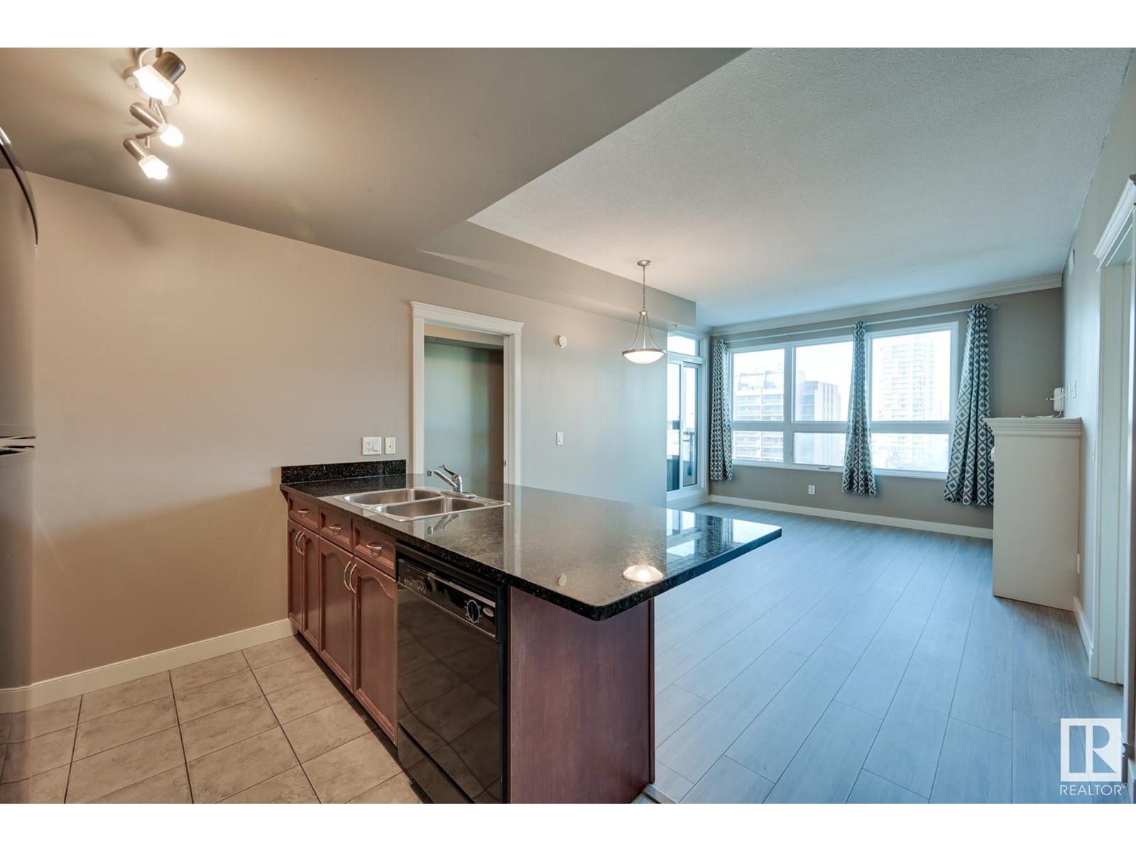 #1007 9939 109 St Nw, Edmonton, Alberta  T5K 1H6 - Photo 5 - E4418856