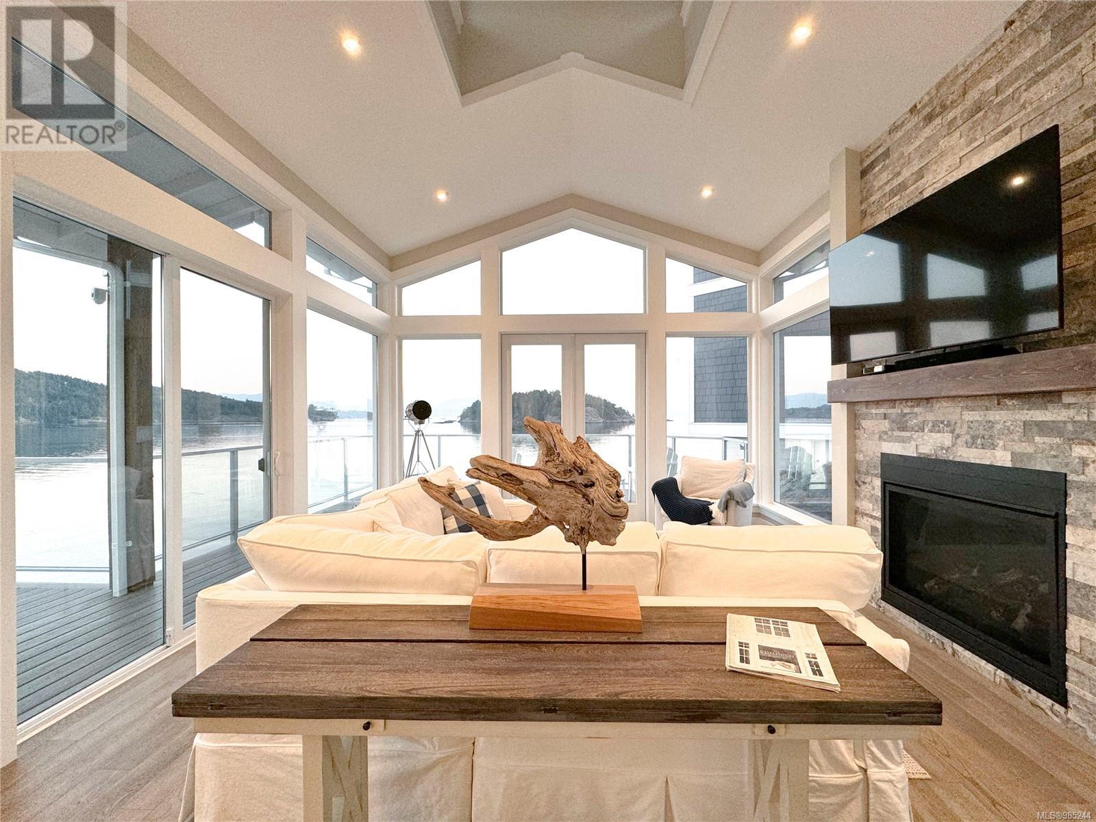 Property at 812 Sunset Pt image 3