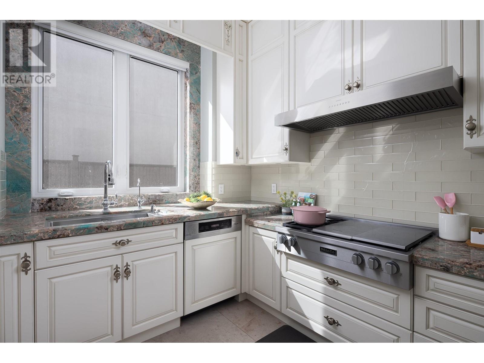 Listing Picture 13 of 28 : 10500 WESTMINSTER HIGHWAY, Richmond / 烈治文 - 魯藝地產 Yvonne Lu Group - MLS Medallion Club Member
