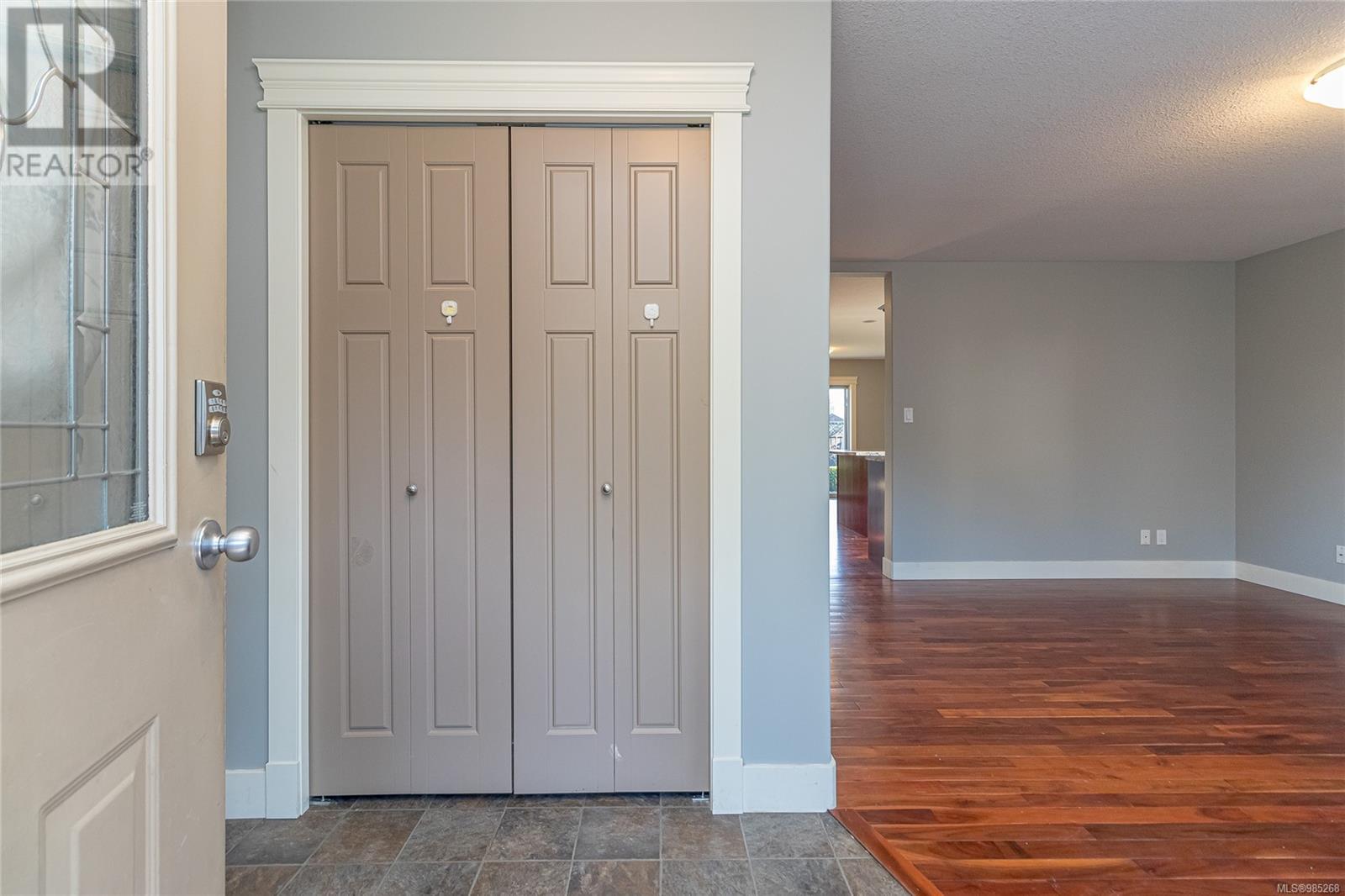 Property at 292 Applegreen Ave image 4
