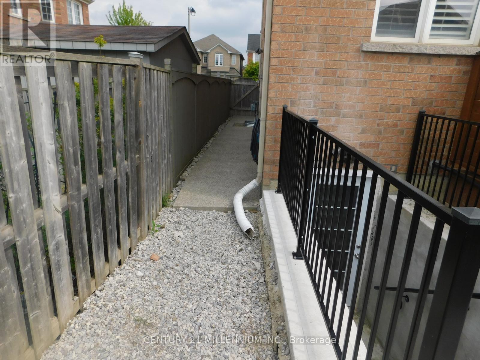 20 Sparhill Street, Brampton, Ontario  L6R 0P1 - Photo 2 - W11936607