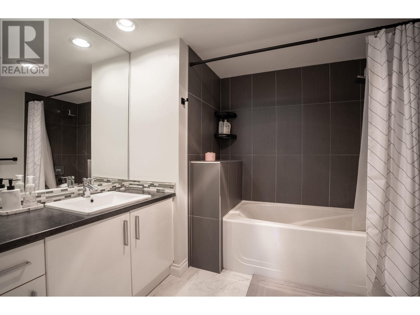 Listing Picture 13 of 20 : 103 6611 SOUTHOAKS COURT, Burnaby / 本拿比 - 魯藝地產 Yvonne Lu Group - MLS Medallion Club Member