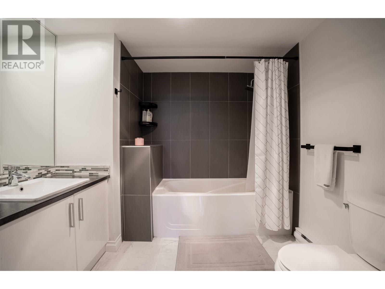Listing Picture 14 of 20 : 103 6611 SOUTHOAKS COURT, Burnaby / 本拿比 - 魯藝地產 Yvonne Lu Group - MLS Medallion Club Member
