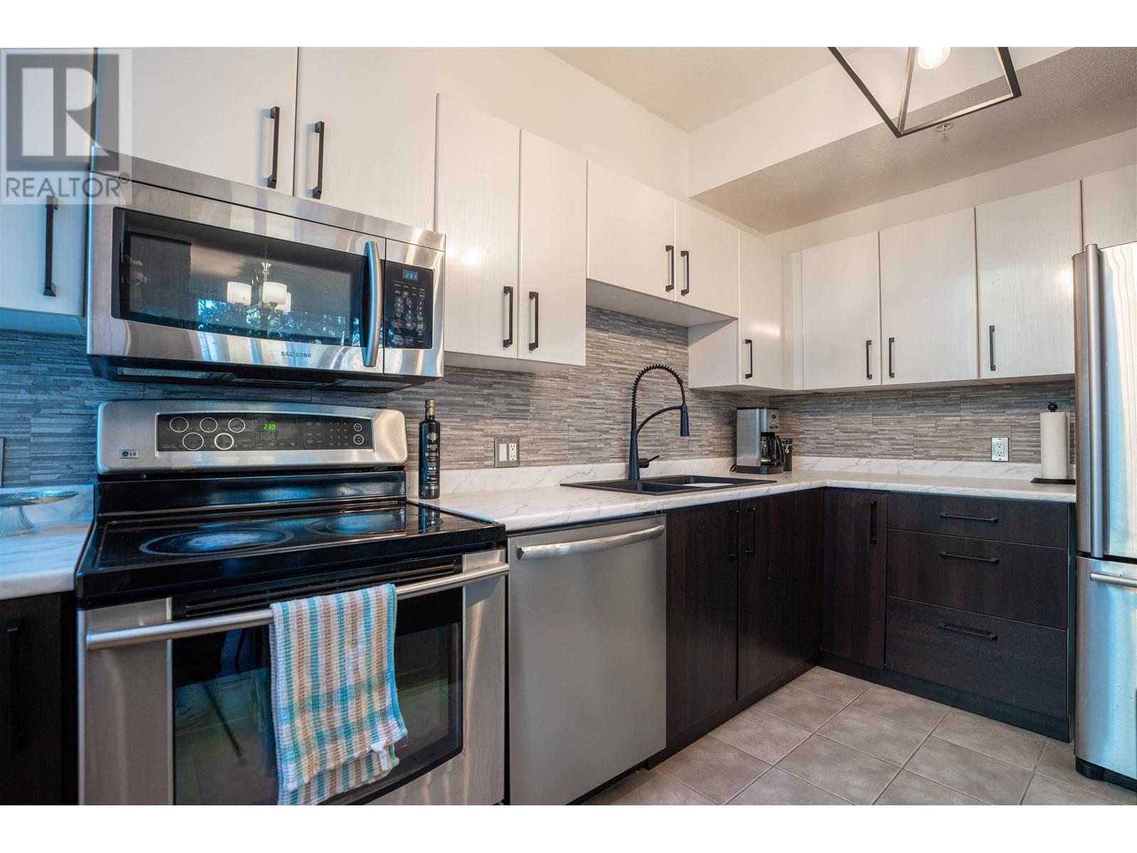 Listing Picture 5 of 20 : 103 6611 SOUTHOAKS COURT, Burnaby / 本拿比 - 魯藝地產 Yvonne Lu Group - MLS Medallion Club Member