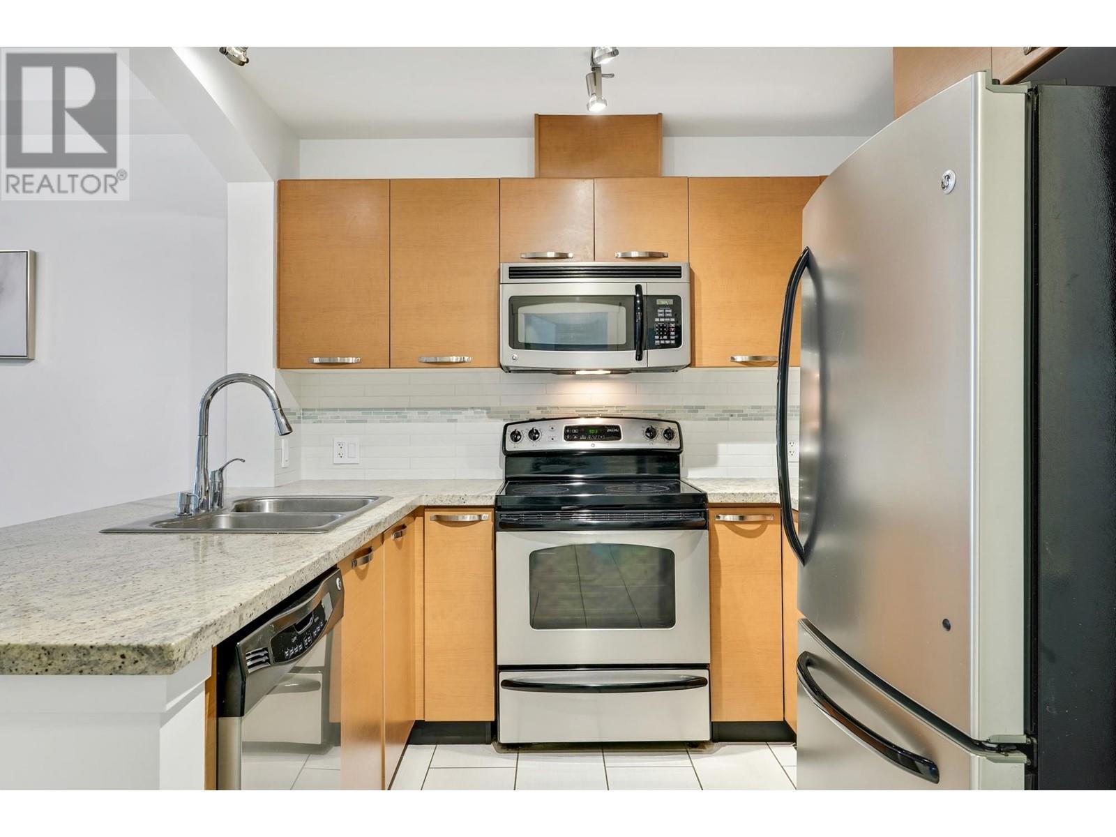 Listing Picture 2 of 39 : 407 7428 BYRNEPARK WALK, Burnaby / 本拿比 - 魯藝地產 Yvonne Lu Group - MLS Medallion Club Member