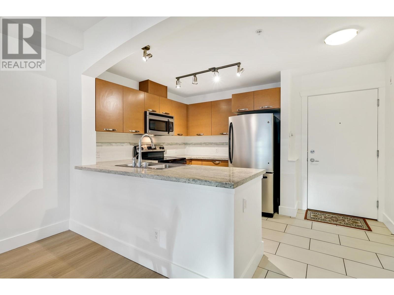 Listing Picture 4 of 39 : 407 7428 BYRNEPARK WALK, Burnaby / 本拿比 - 魯藝地產 Yvonne Lu Group - MLS Medallion Club Member