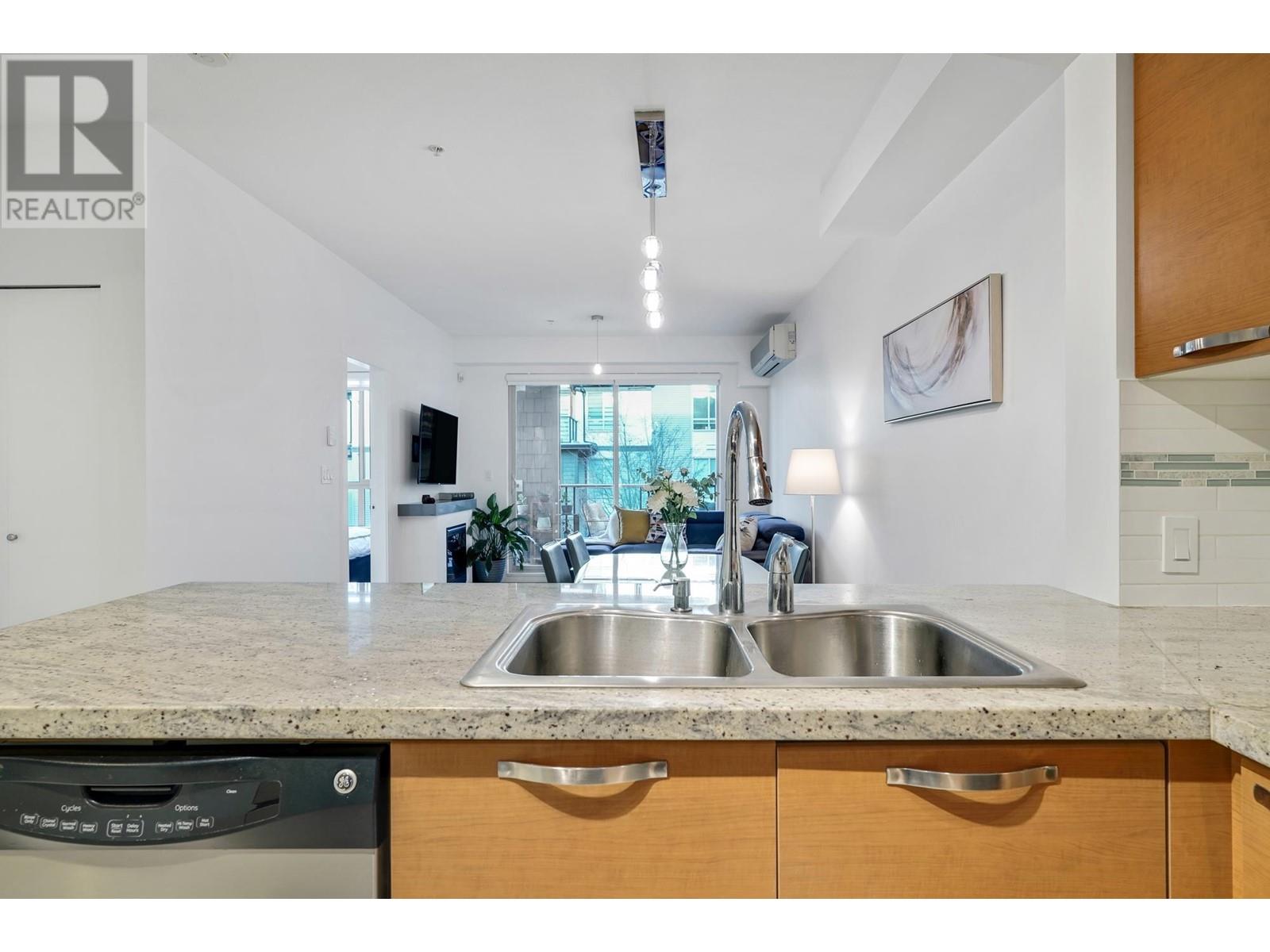 Listing Picture 3 of 39 : 407 7428 BYRNEPARK WALK, Burnaby / 本拿比 - 魯藝地產 Yvonne Lu Group - MLS Medallion Club Member