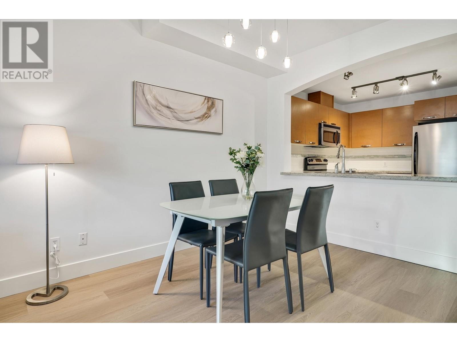 Listing Picture 11 of 39 : 407 7428 BYRNEPARK WALK, Burnaby / 本拿比 - 魯藝地產 Yvonne Lu Group - MLS Medallion Club Member