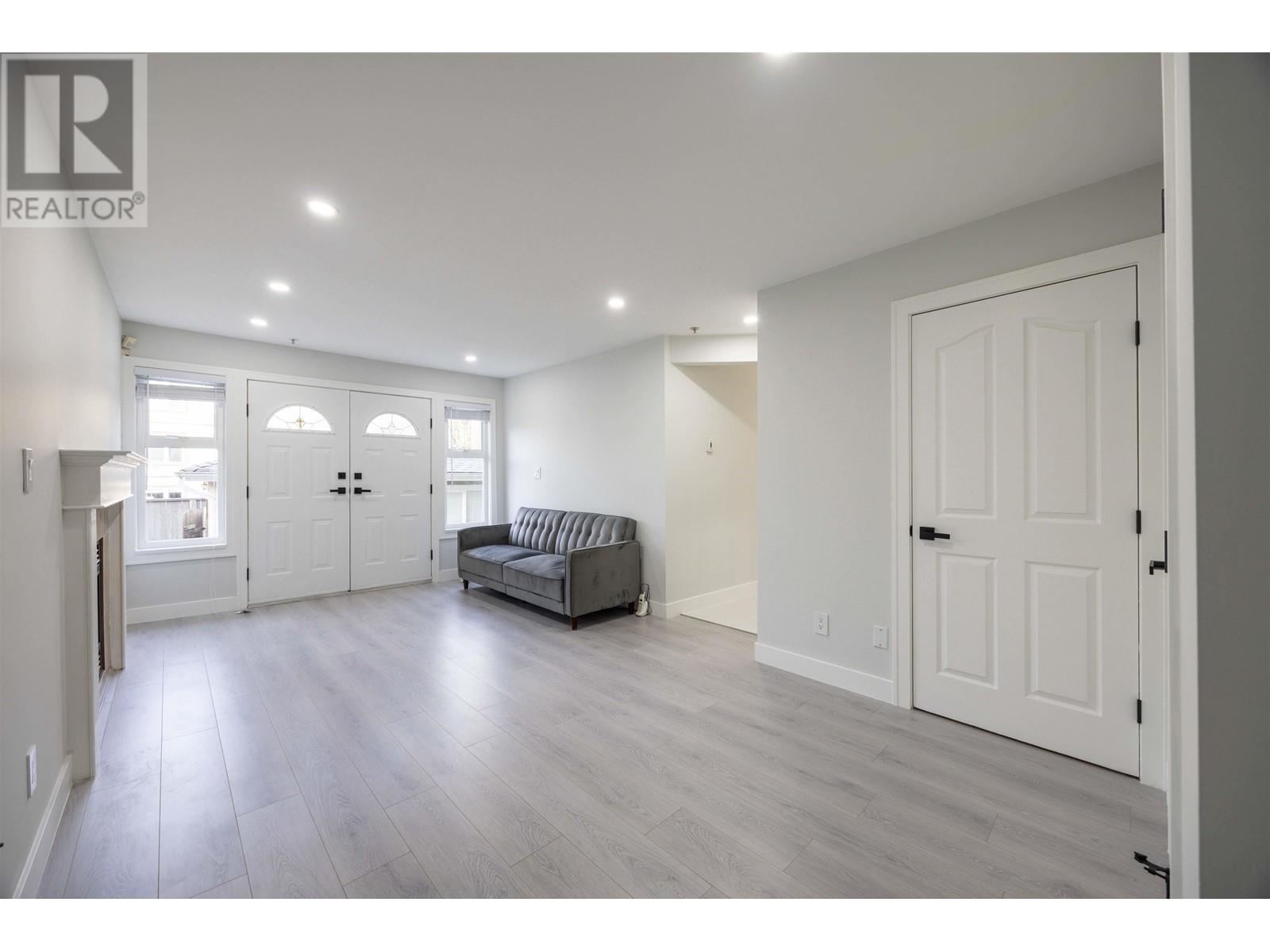 Listing Picture 2 of 33 : 1033 E 10TH AVENUE, Vancouver / 溫哥華 - 魯藝地產 Yvonne Lu Group - MLS Medallion Club Member