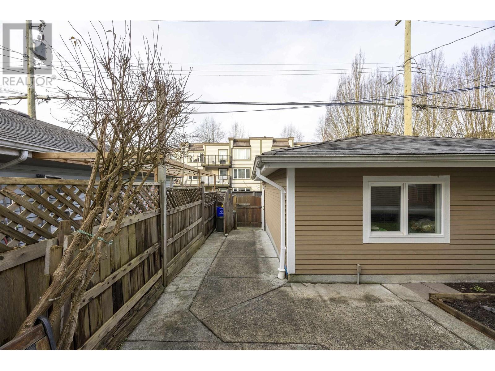 Listing Picture 25 of 33 : 1033 E 10TH AVENUE, Vancouver / 溫哥華 - 魯藝地產 Yvonne Lu Group - MLS Medallion Club Member