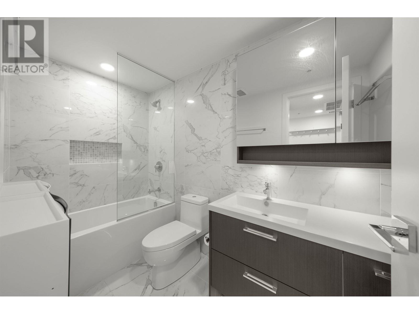 Listing Picture 14 of 30 : 909 5580 NO. 3 ROAD, Richmond / 烈治文 - 魯藝地產 Yvonne Lu Group - MLS Medallion Club Member