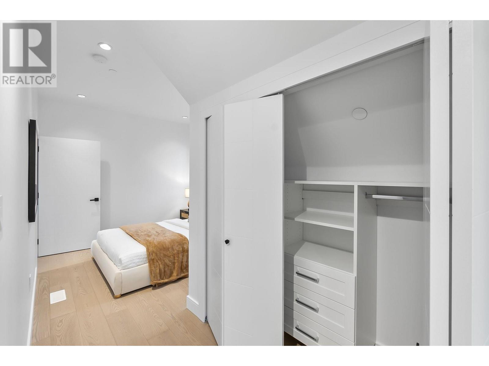 Listing Picture 30 of 32 : 1 930 E 10TH AVENUE, Vancouver / 溫哥華 - 魯藝地產 Yvonne Lu Group - MLS Medallion Club Member