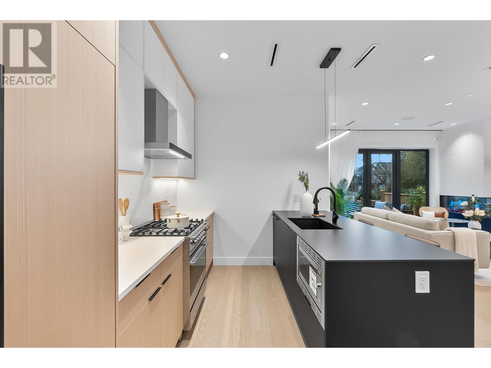 Listing Picture 11 of 32 : 1 930 E 10TH AVENUE, Vancouver / 溫哥華 - 魯藝地產 Yvonne Lu Group - MLS Medallion Club Member