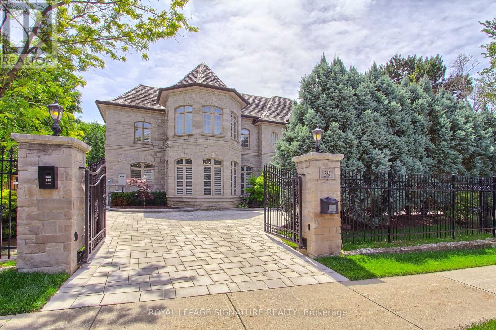 39 FIFESHIRE ROAD, Toronto, Ontario