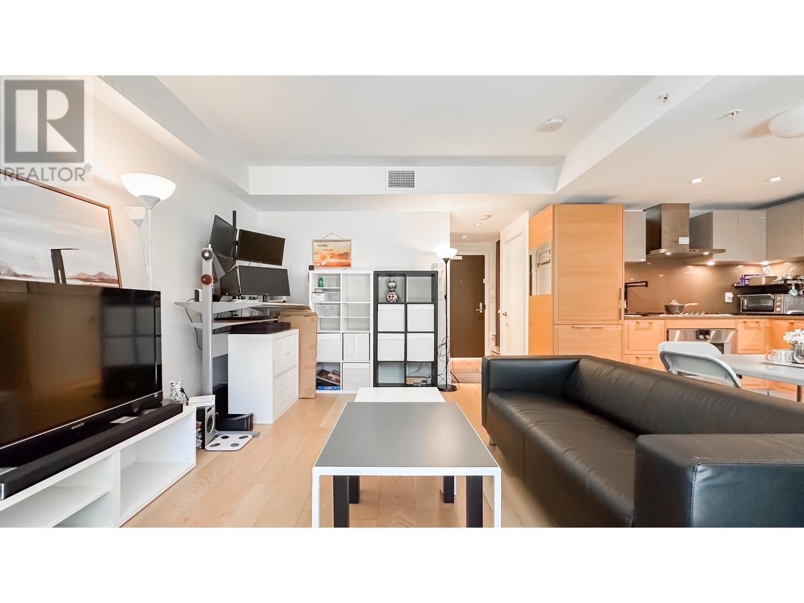 Listing Picture 3 of 31 : 1553 W 57TH AVENUE, Vancouver / 溫哥華 - 魯藝地產 Yvonne Lu Group - MLS Medallion Club Member