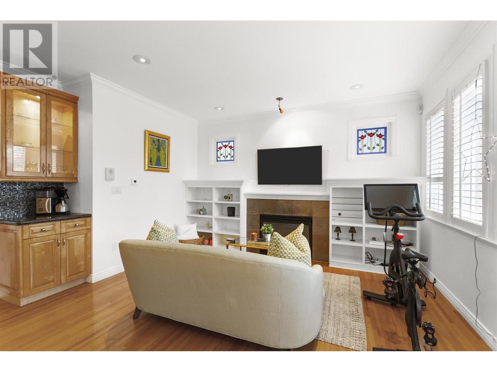 Listing Picture 10 of 26 : 4443 W 15TH AVENUE, Vancouver / 溫哥華 - 魯藝地產 Yvonne Lu Group - MLS Medallion Club Member