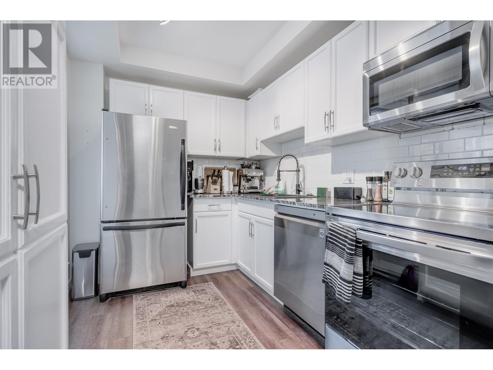 Listing Picture 13 of 18 : 10A 789 HELMCKEN STREET, Vancouver / 溫哥華 - 魯藝地產 Yvonne Lu Group - MLS Medallion Club Member