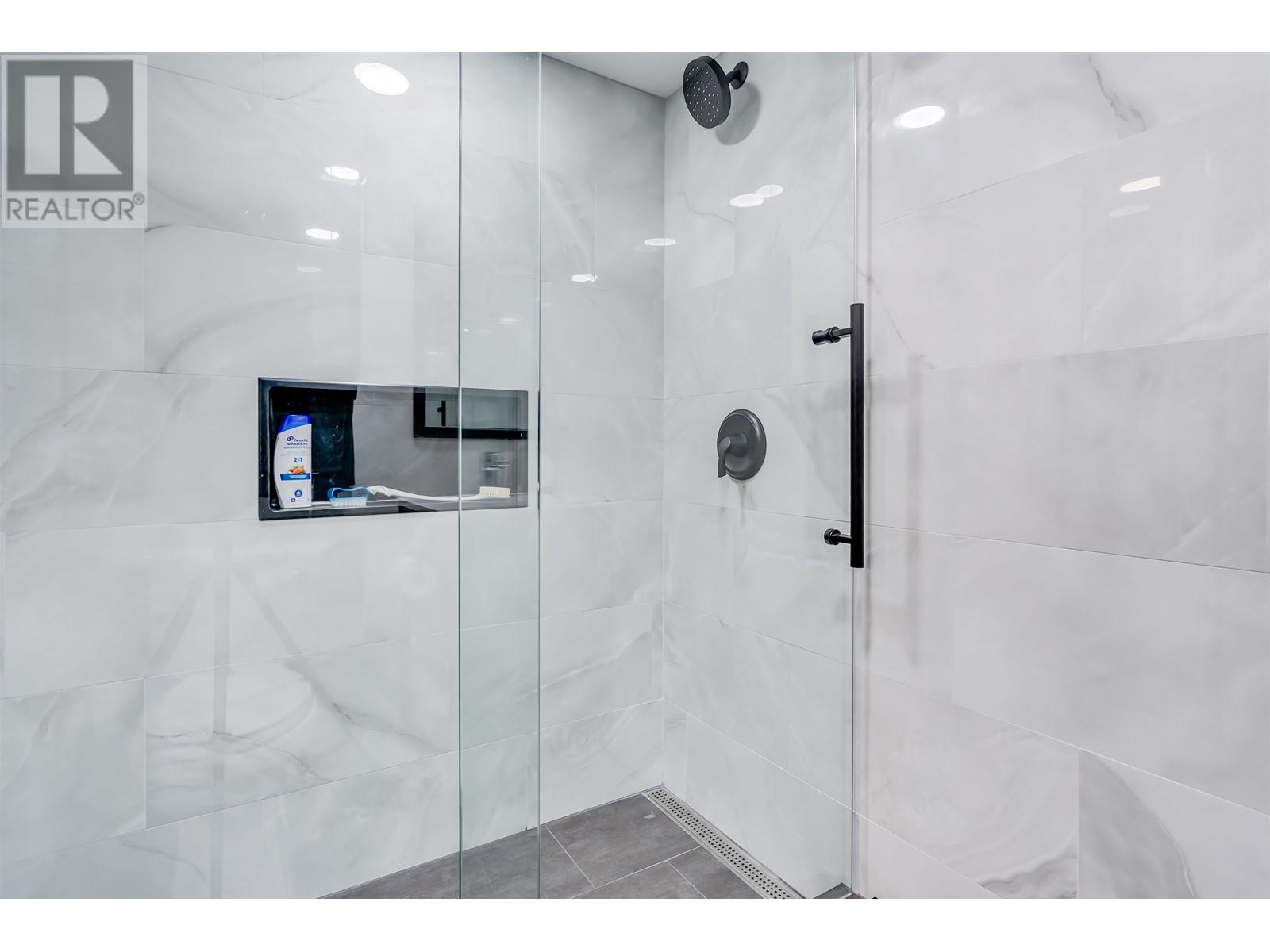 Listing Picture 17 of 18 : 10A 789 HELMCKEN STREET, Vancouver / 溫哥華 - 魯藝地產 Yvonne Lu Group - MLS Medallion Club Member