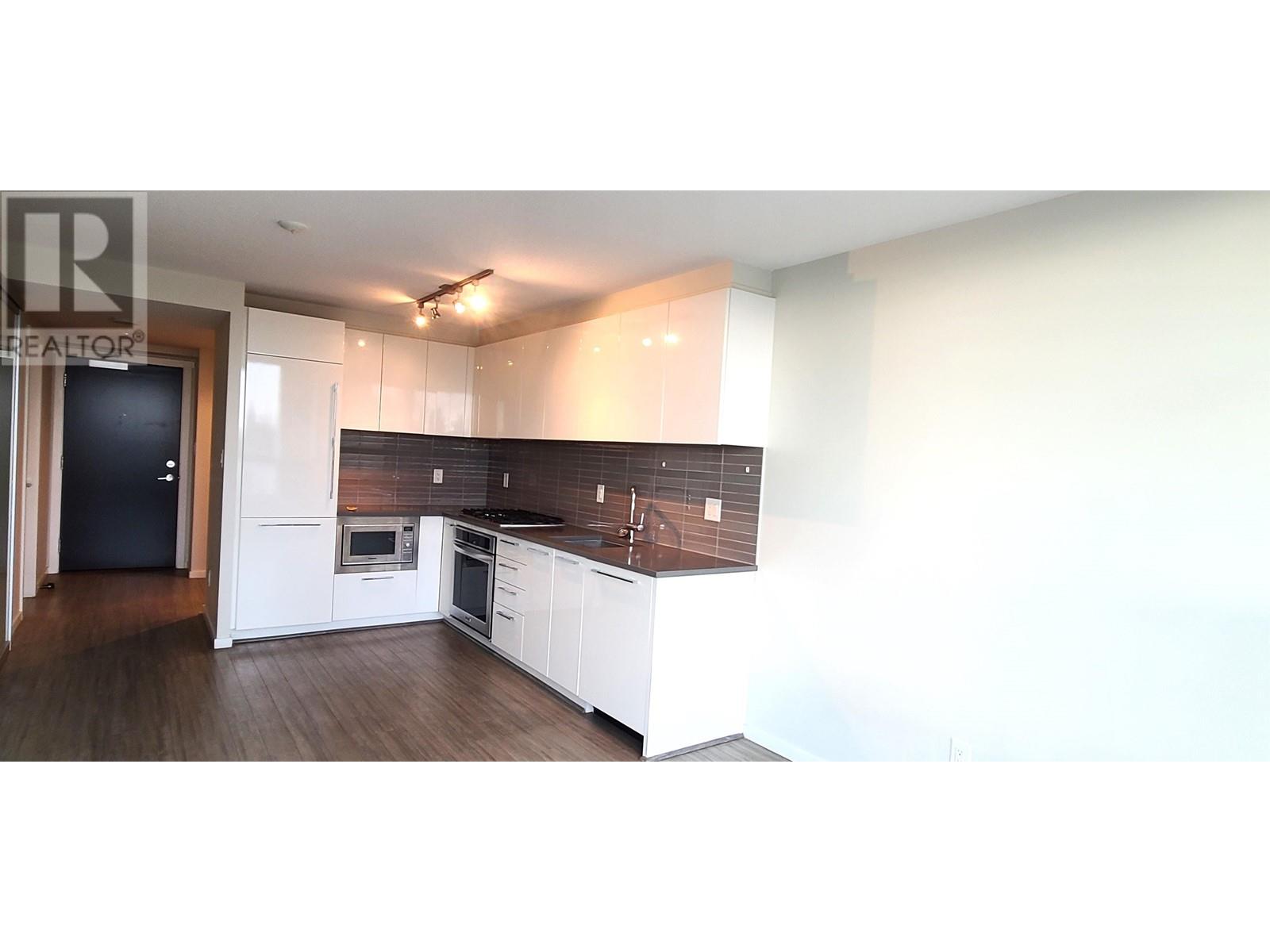 Listing Picture 6 of 35 : 701 6658 DOW AVENUE, Burnaby / 本拿比 - 魯藝地產 Yvonne Lu Group - MLS Medallion Club Member