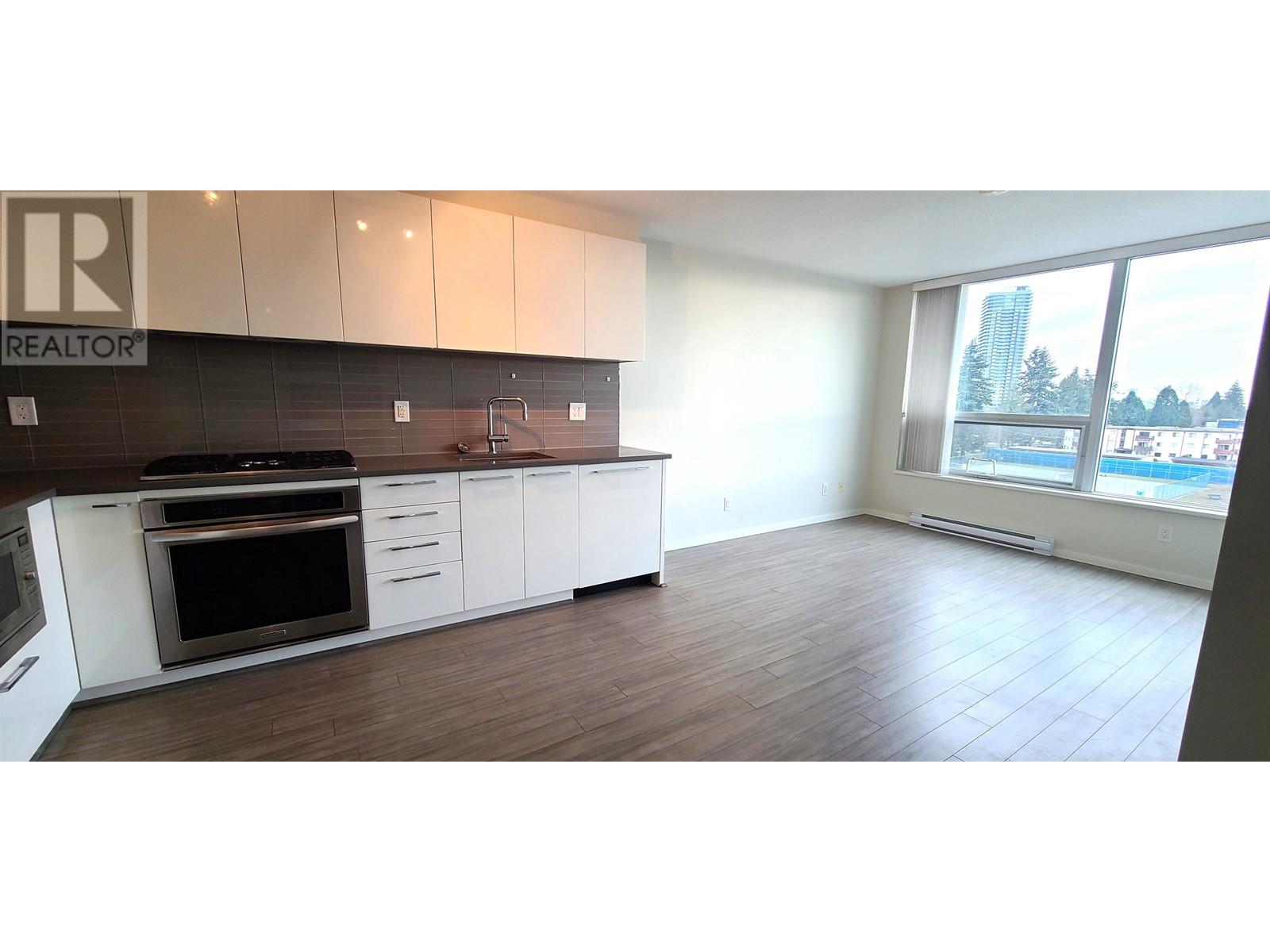Listing Picture 3 of 35 : 701 6658 DOW AVENUE, Burnaby / 本拿比 - 魯藝地產 Yvonne Lu Group - MLS Medallion Club Member