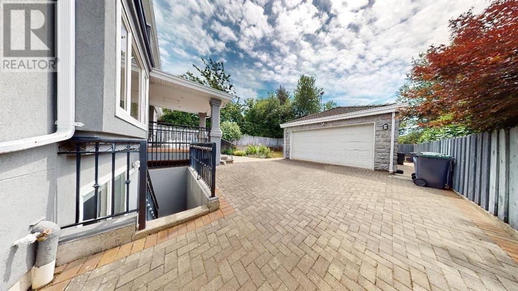 Property at 467 W KINGS ROAD image 2