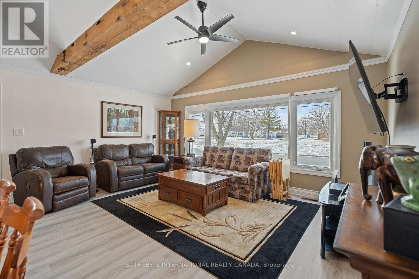 Property at 104 GOLDEN BOULEVARD image 4