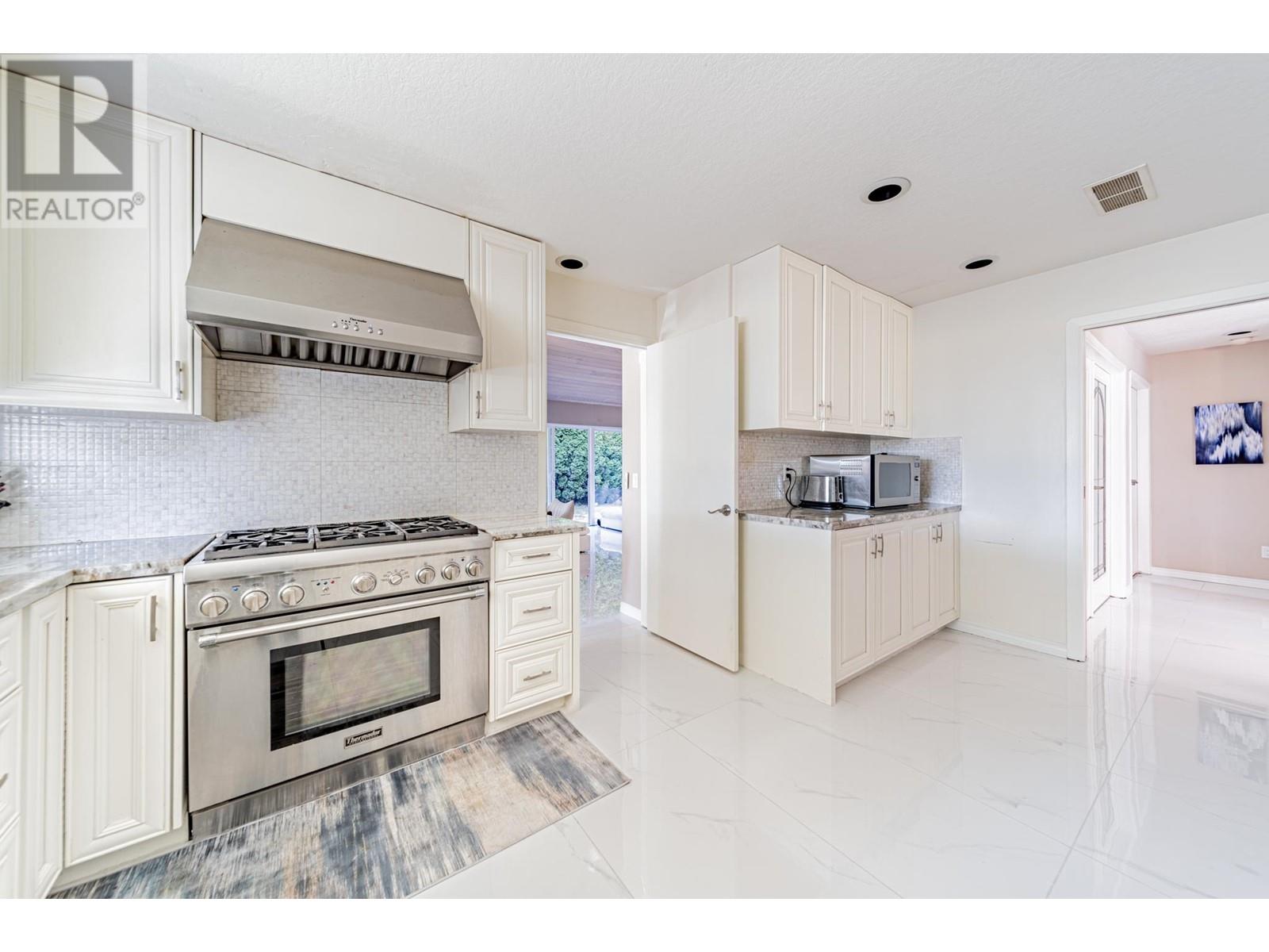 Listing Picture 12 of 33 : 7215 FROBISHER DRIVE, Richmond / 烈治文 - 魯藝地產 Yvonne Lu Group - MLS Medallion Club Member