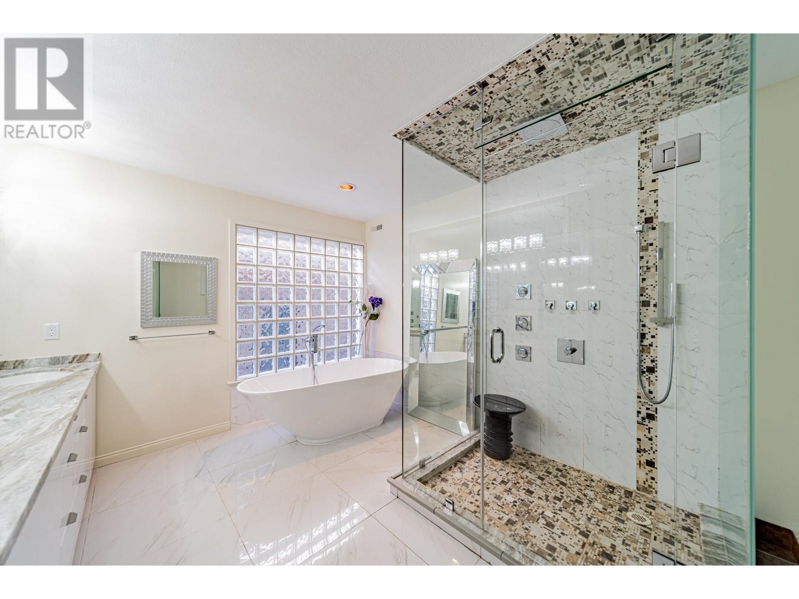 Listing Picture 17 of 33 : 7215 FROBISHER DRIVE, Richmond / 烈治文 - 魯藝地產 Yvonne Lu Group - MLS Medallion Club Member