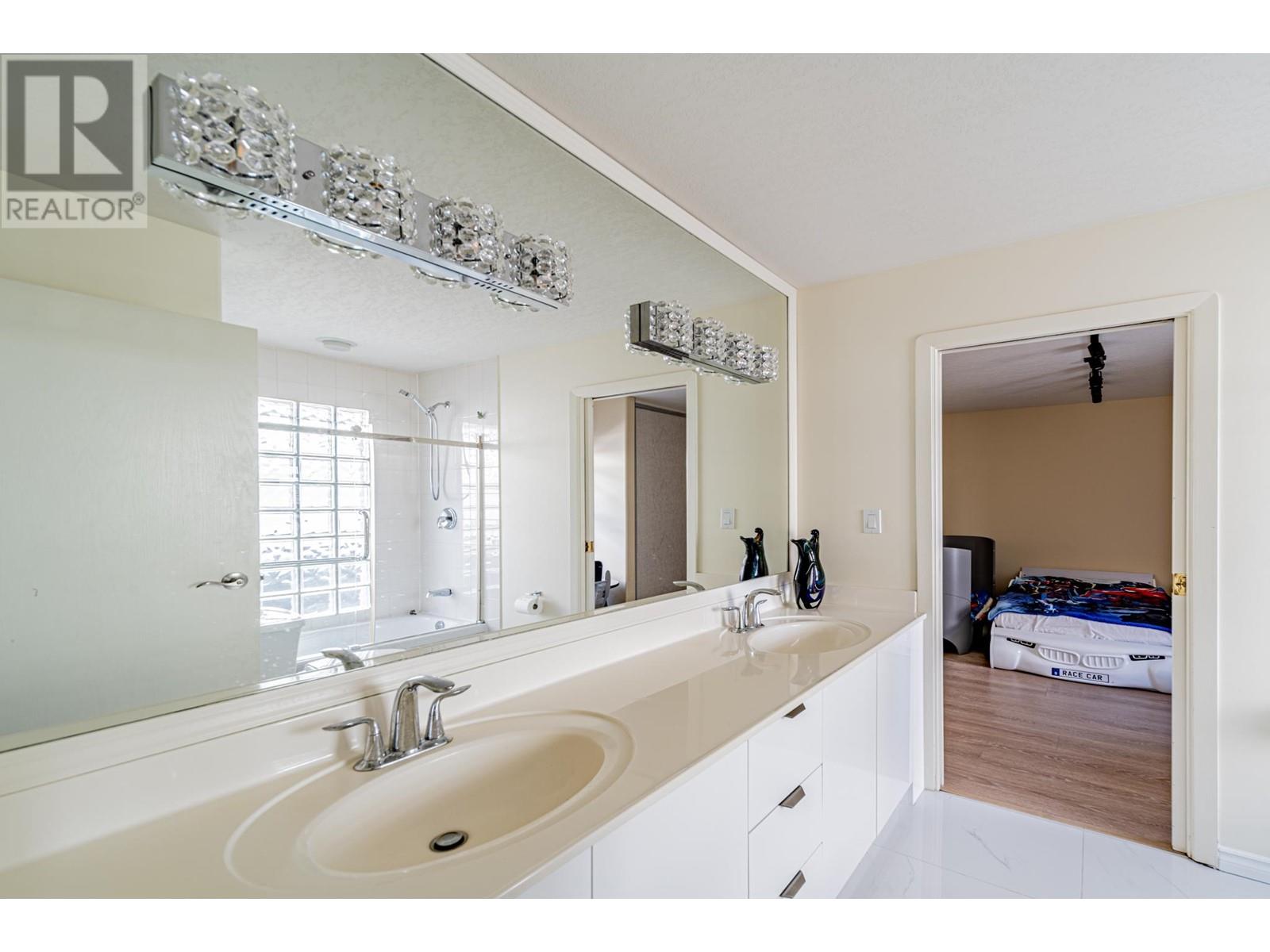 Listing Picture 32 of 33 : 7215 FROBISHER DRIVE, Richmond / 烈治文 - 魯藝地產 Yvonne Lu Group - MLS Medallion Club Member