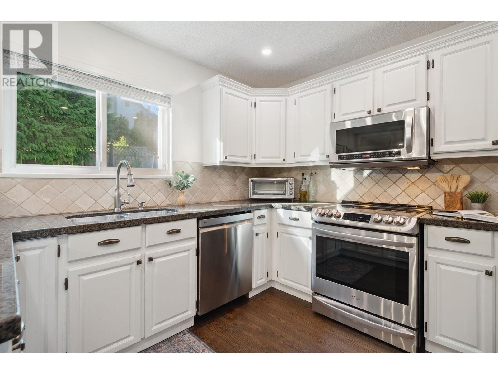 1613 Hemlock Place, Port Moody, British Columbia  V3H 4A7 - Photo 9 - R2958061