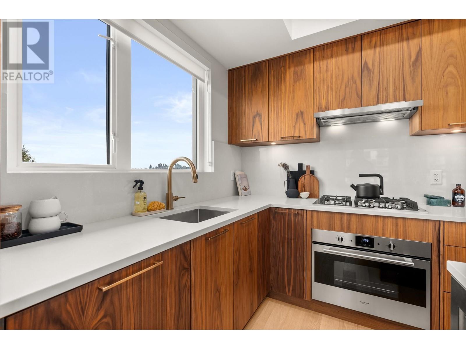 Listing Picture 8 of 39 : 605 2550 GARDEN DRIVE, Vancouver / 溫哥華 - 魯藝地產 Yvonne Lu Group - MLS Medallion Club Member