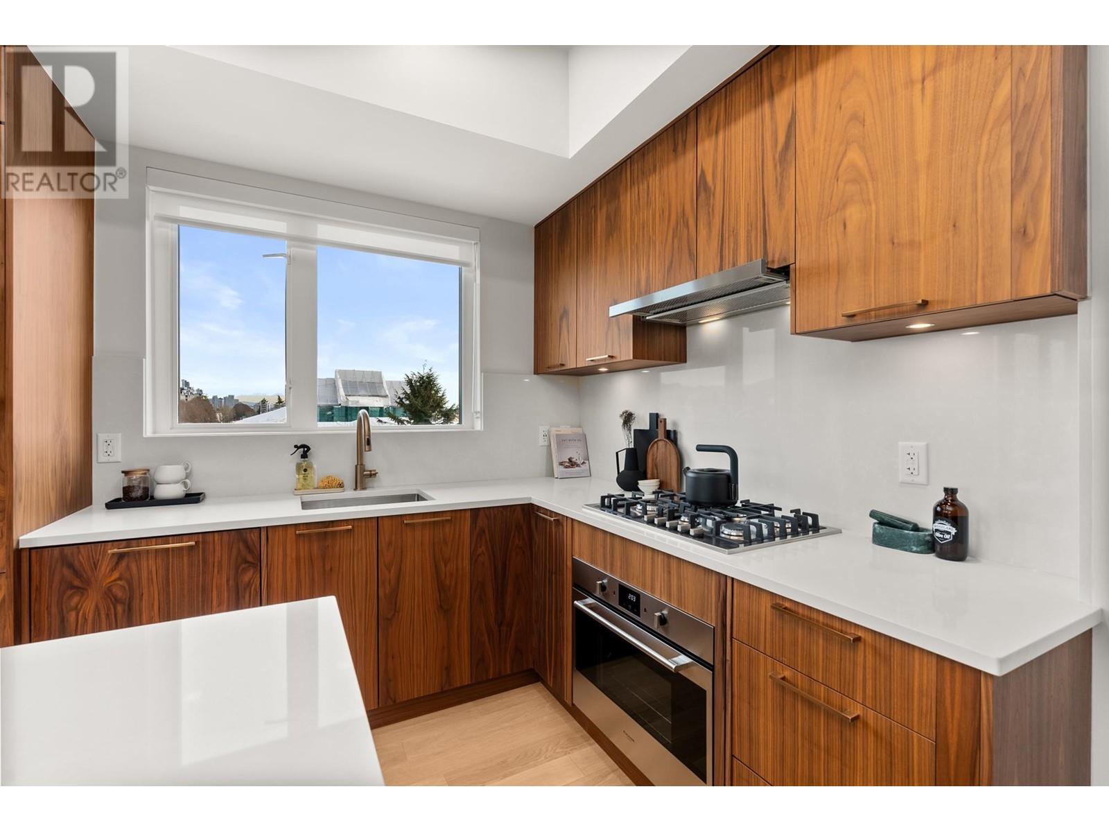 Listing Picture 9 of 39 : 605 2550 GARDEN DRIVE, Vancouver / 溫哥華 - 魯藝地產 Yvonne Lu Group - MLS Medallion Club Member