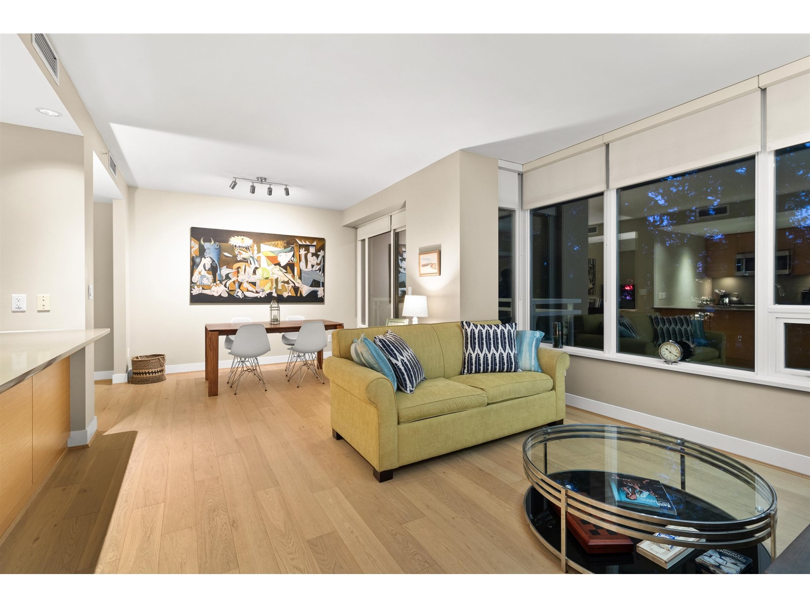 403 15152 RUSSELL AVENUE, white rock, British Columbia