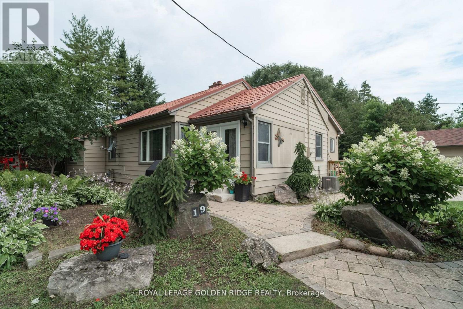 Property at 19 LAKE DRIVE N image 1