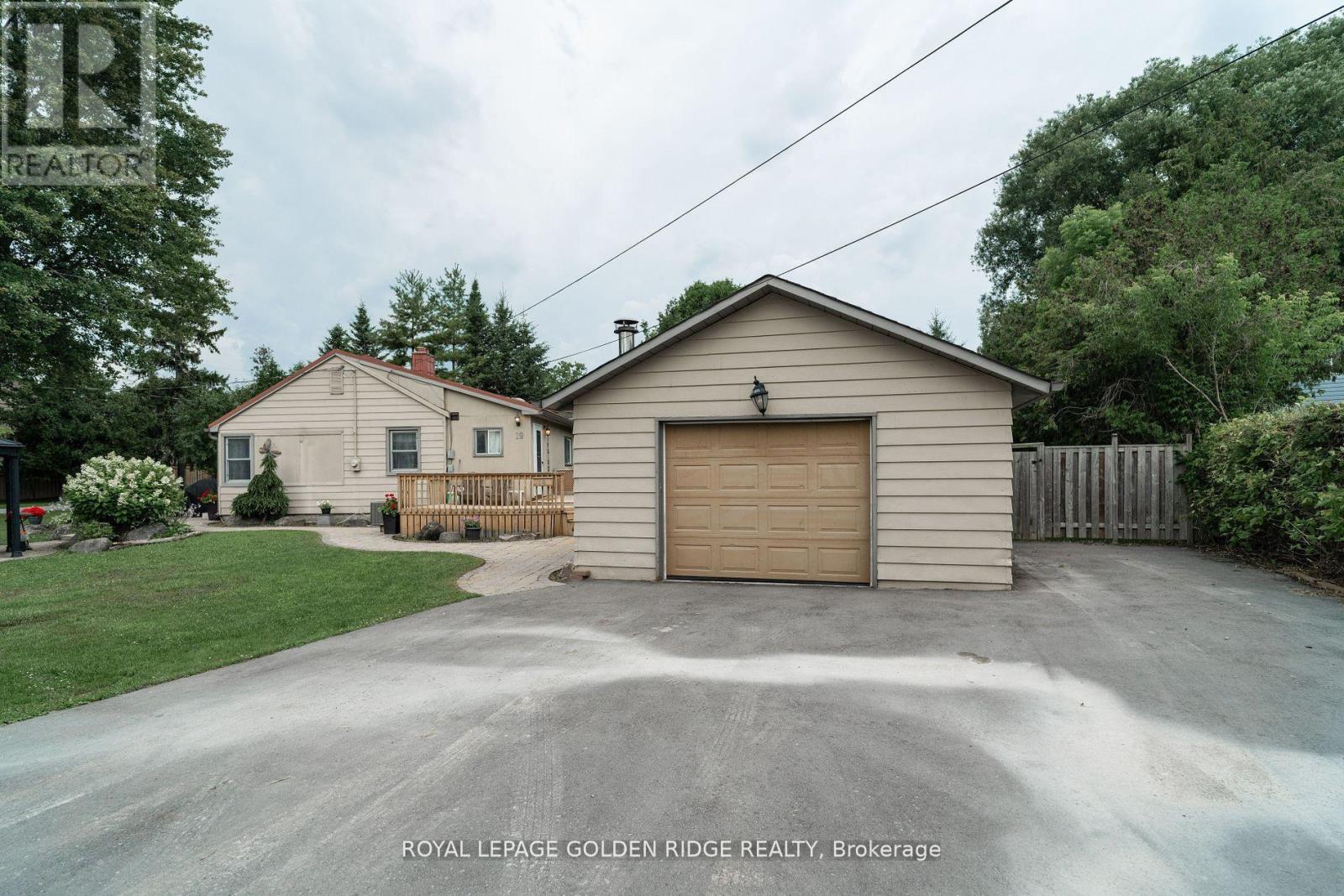 Property at 19 LAKE DRIVE N image 5