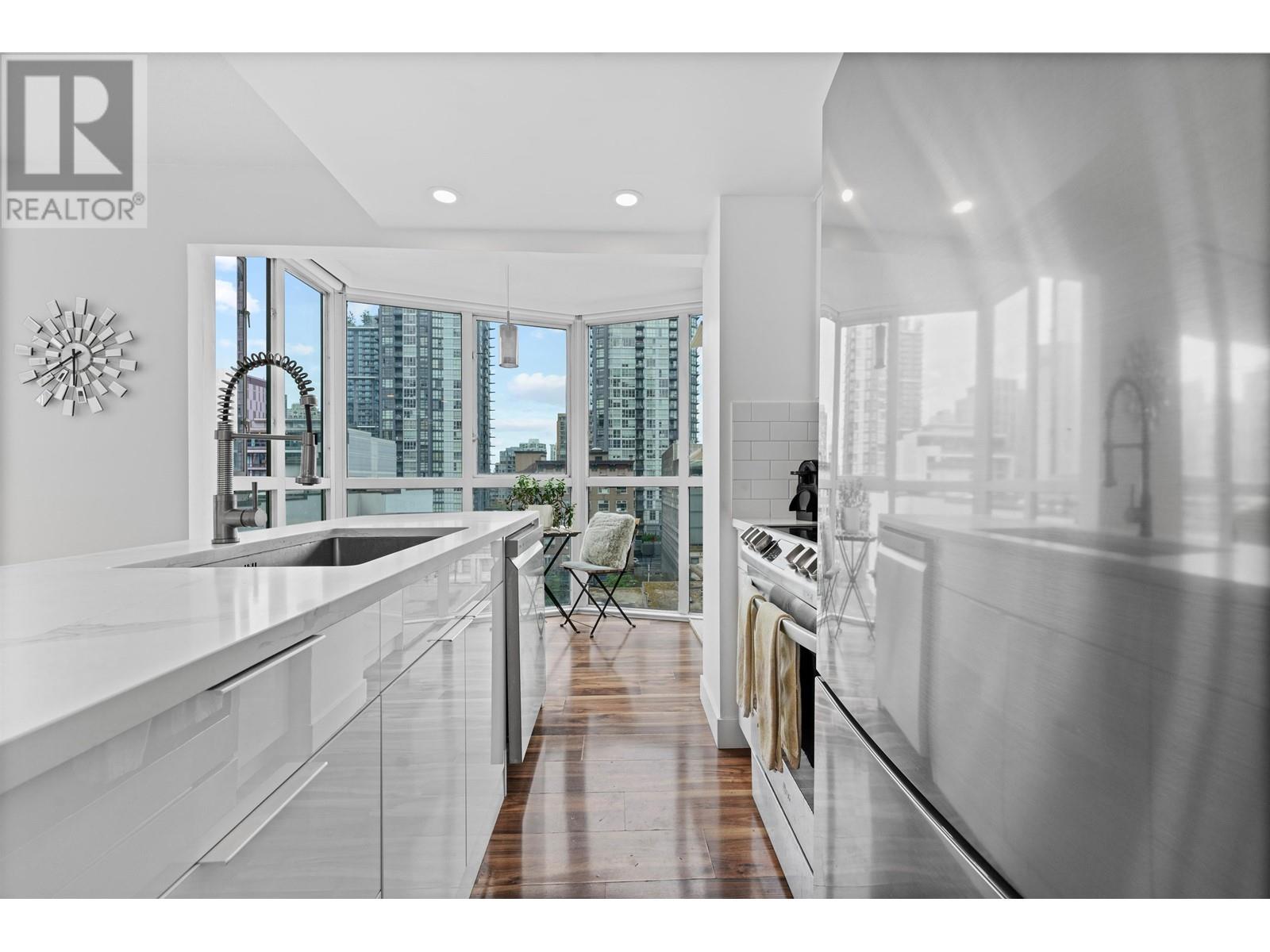 Listing Picture 11 of 38 : 607 1188 HOWE STREET, Vancouver / 溫哥華 - 魯藝地產 Yvonne Lu Group - MLS Medallion Club Member