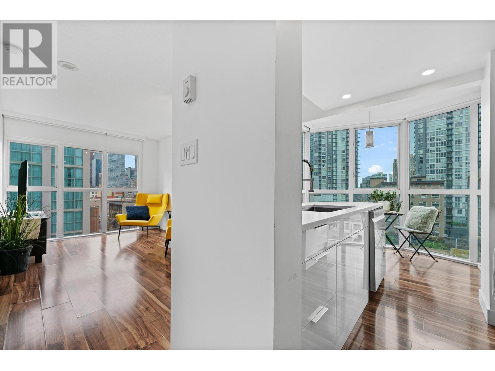 Listing Picture 13 of 38 : 607 1188 HOWE STREET, Vancouver / 溫哥華 - 魯藝地產 Yvonne Lu Group - MLS Medallion Club Member