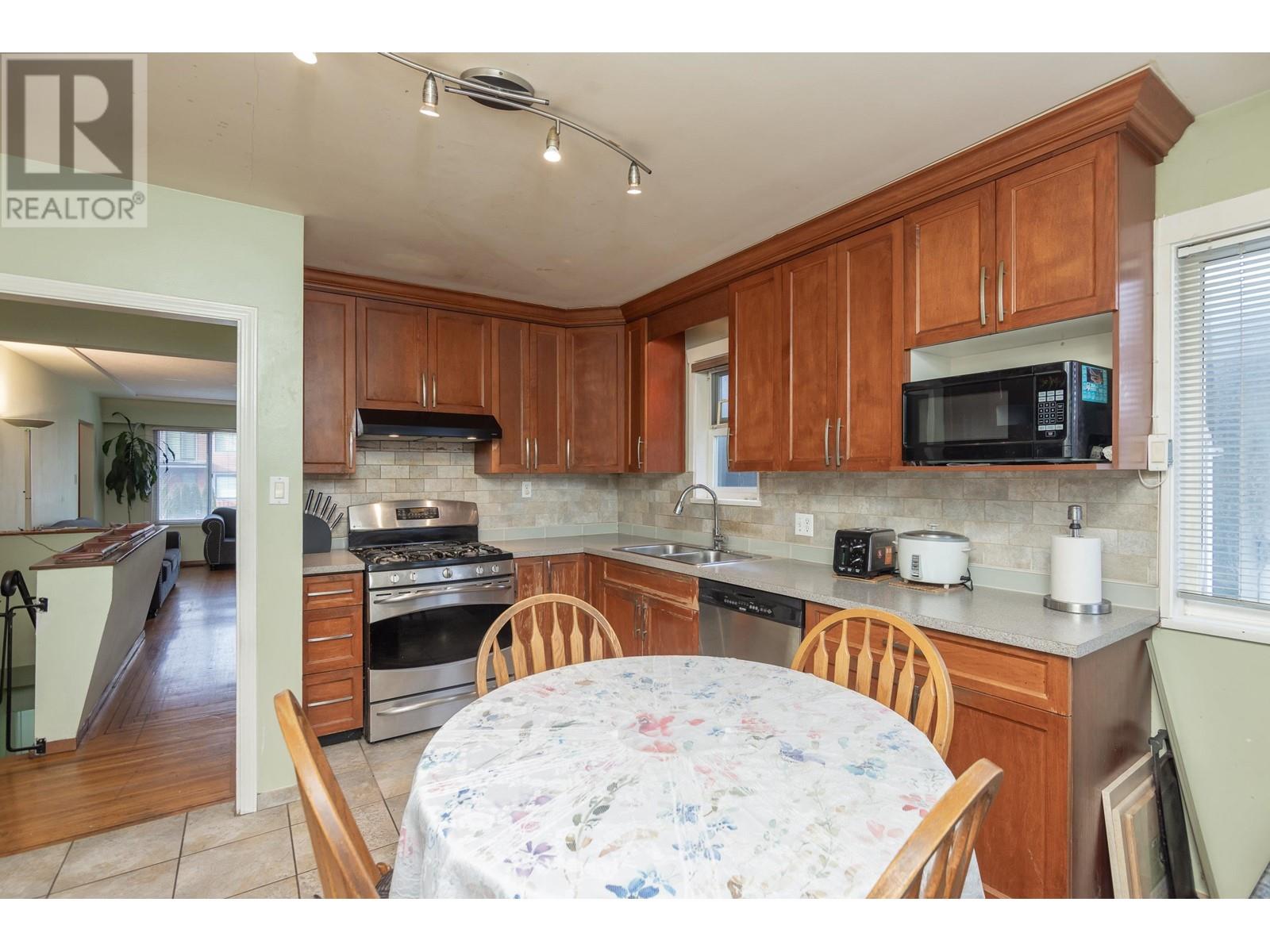 Listing Picture 10 of 29 : 5098 MOSS STREET, Vancouver / 溫哥華 - 魯藝地產 Yvonne Lu Group - MLS Medallion Club Member