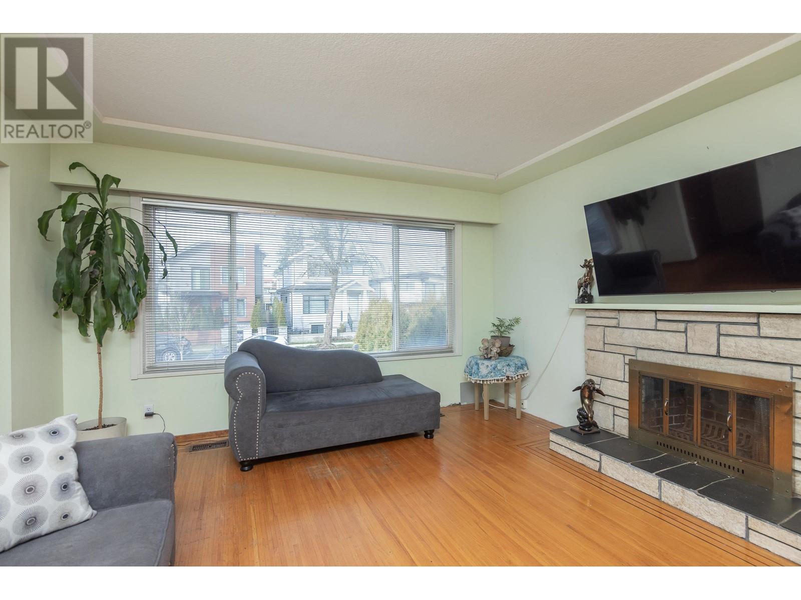 Listing Picture 5 of 29 : 5098 MOSS STREET, Vancouver / 溫哥華 - 魯藝地產 Yvonne Lu Group - MLS Medallion Club Member