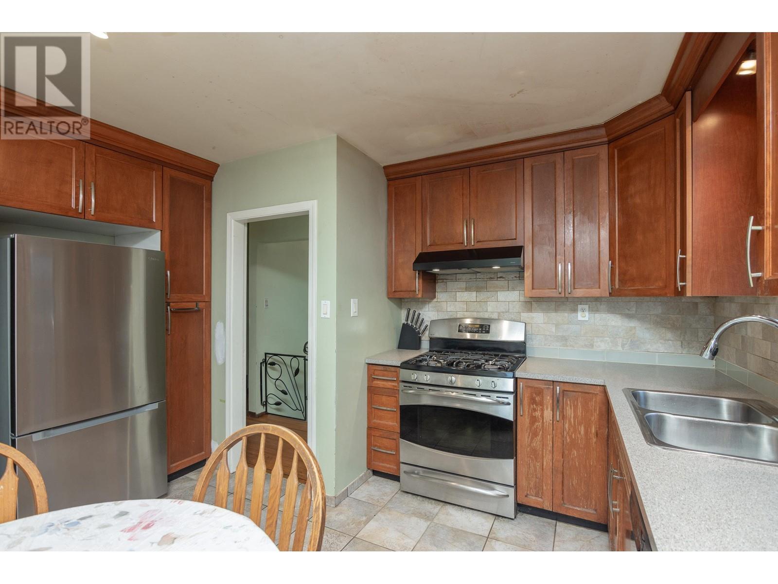 Listing Picture 11 of 29 : 5098 MOSS STREET, Vancouver / 溫哥華 - 魯藝地產 Yvonne Lu Group - MLS Medallion Club Member