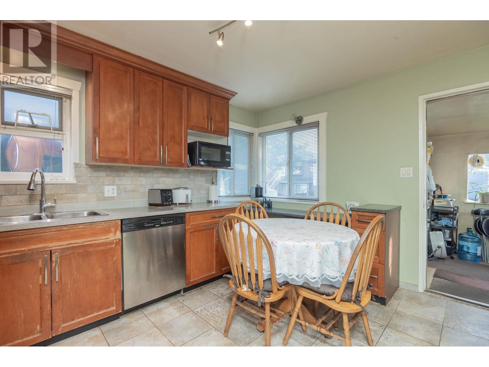 Listing Picture 8 of 29 : 5098 MOSS STREET, Vancouver / 溫哥華 - 魯藝地產 Yvonne Lu Group - MLS Medallion Club Member