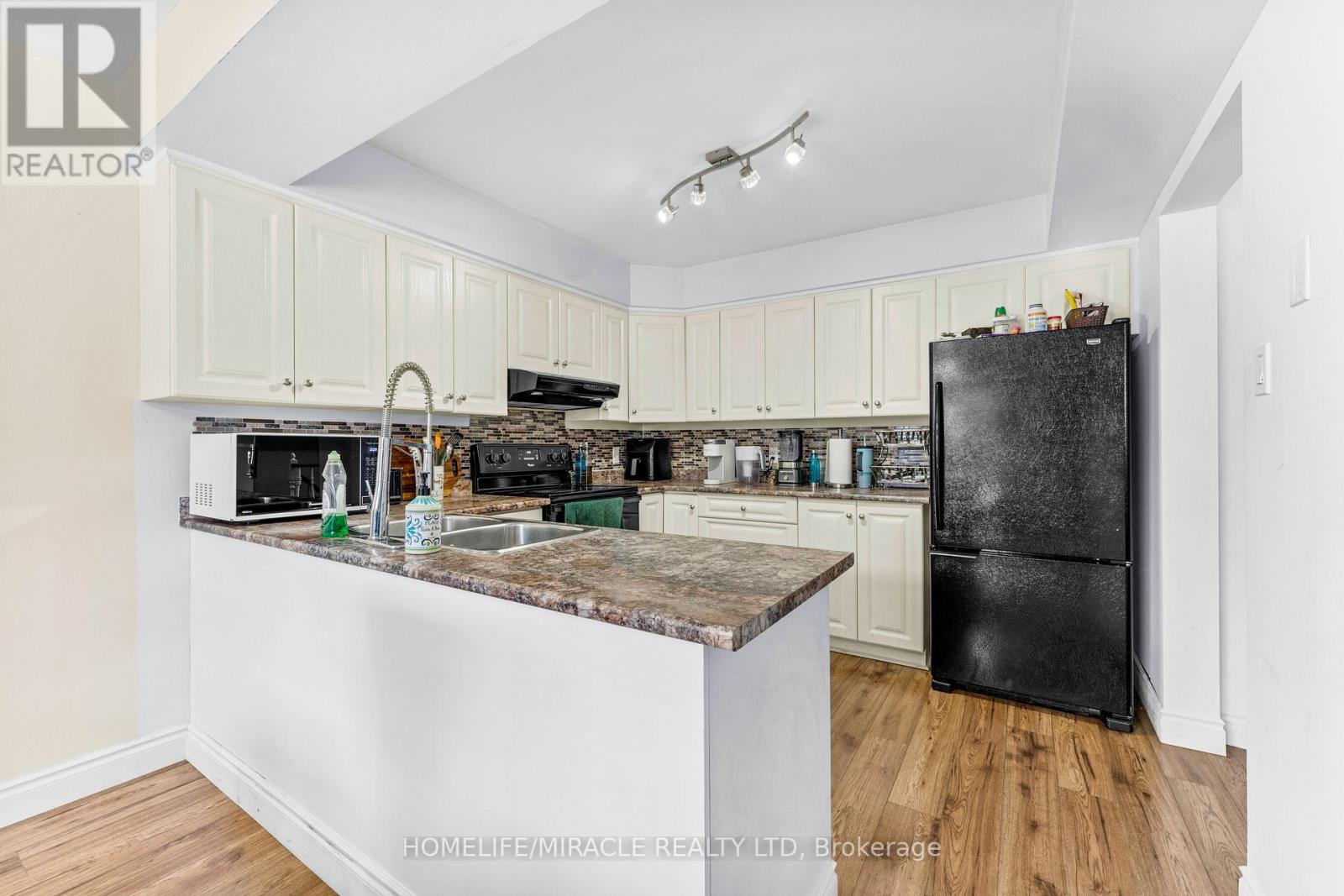 Photo 11 of 38 for 41 Railton Court